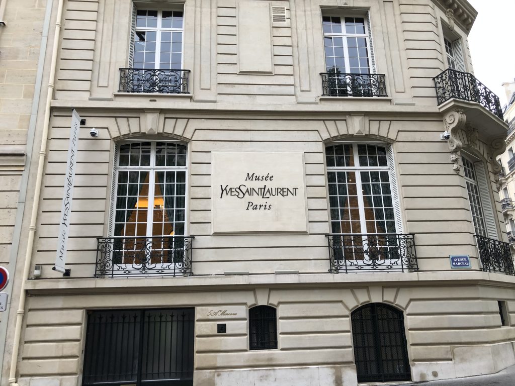 Musée Yves Saint Laurent, 5 avenue Marceau. Se situe à l'angle de la rue Léonce Reynaud (75116)
